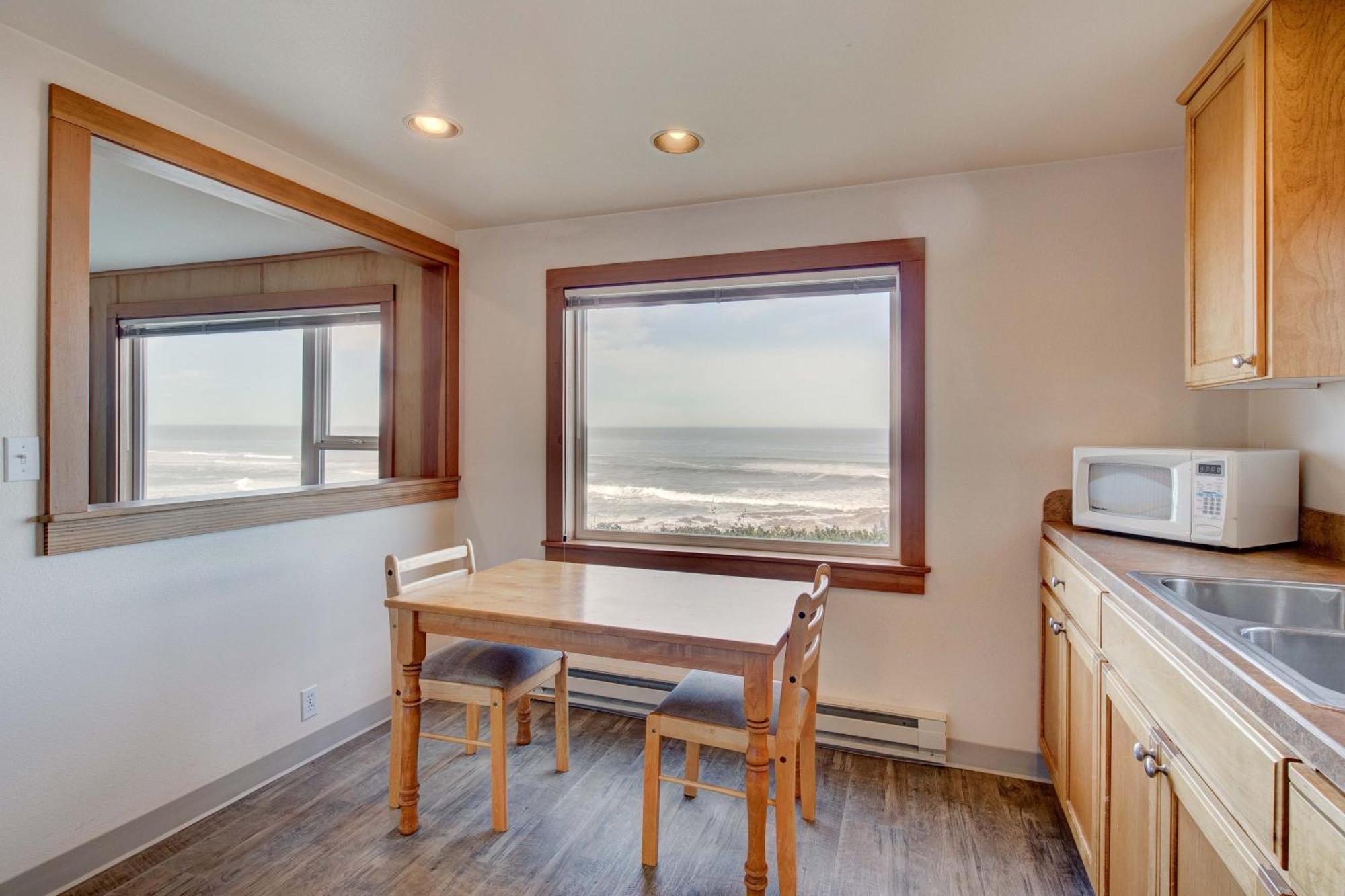 Ester Lee Oceanview Inn Lincoln City Exterior photo